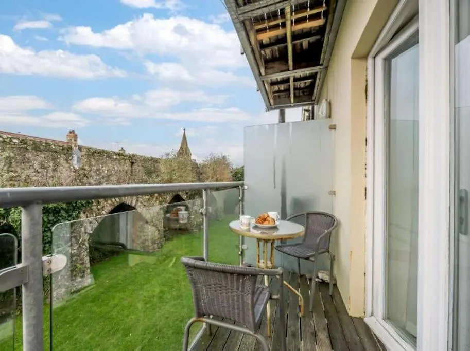 The Beautifully Flat 3 The Cobourg Sat To Sat Only In School Summer Holidays Apartment
