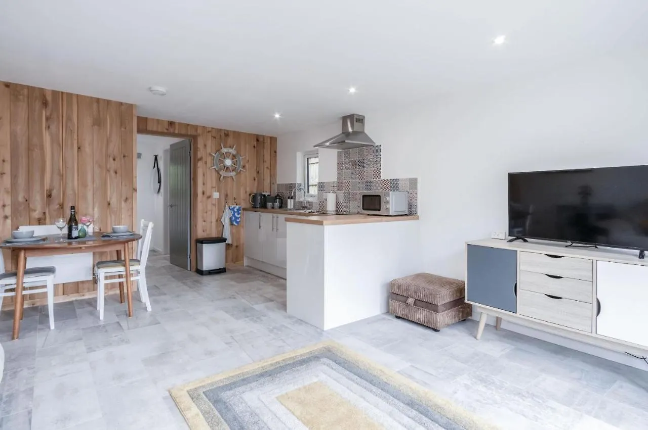 The Garden - 1 Bedroom - Chalet Tenby