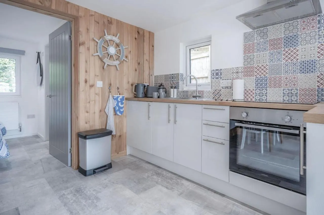 The Garden - 1 Bedroom - Tenby