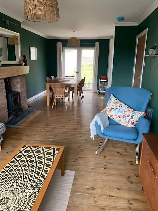 2 Bed Flat With Parking, Pet Apartment *