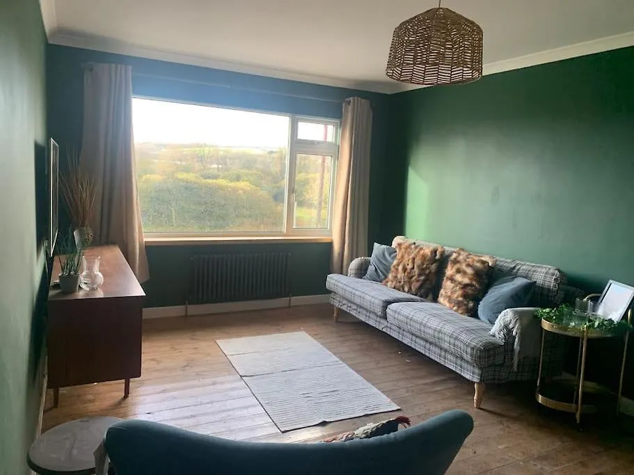 Apartment 2 Bed Flat With Parking, Pet