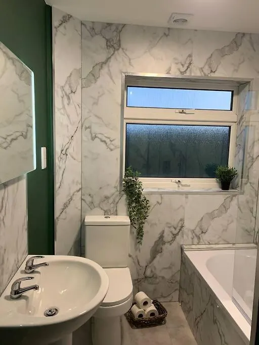 2 Bed Flat With Parking, Pet Apartment