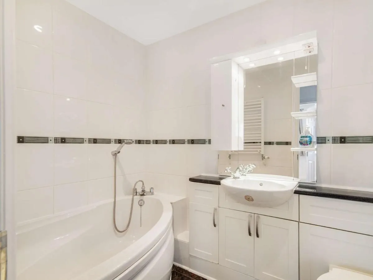 2 Bed In Fb115 Tenby