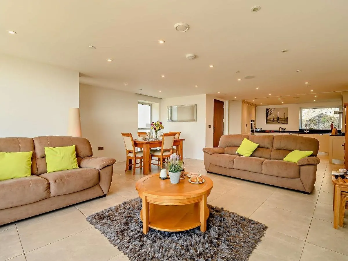 2 Bed In Fb290 * Tenby