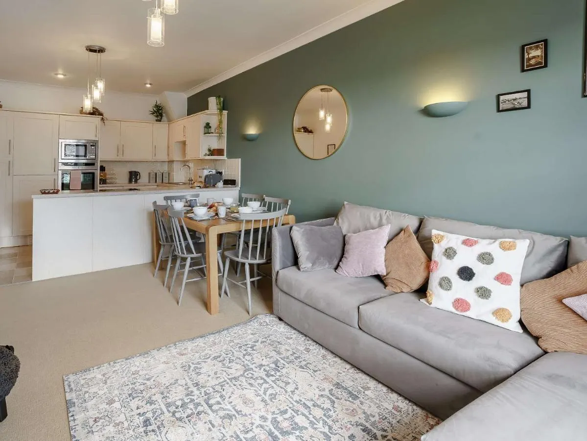 3 Bed In Fb199 * Tenby