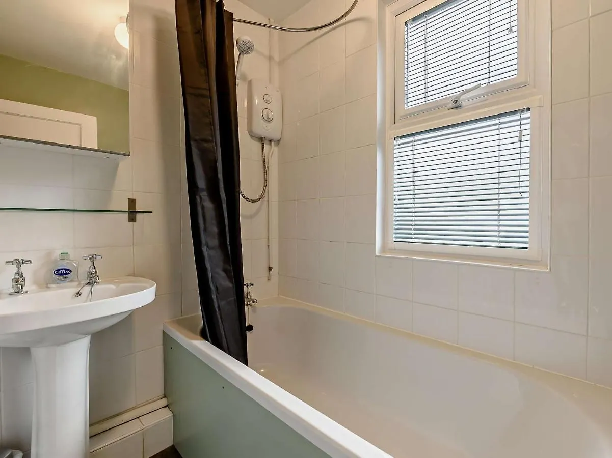 3 Bed In Fb063 * Tenby