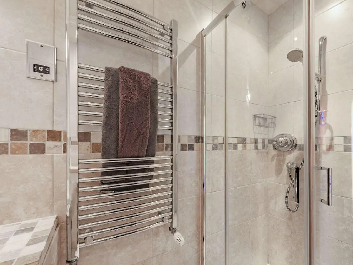 2 Bed In Fb233 Holiday home Tenby