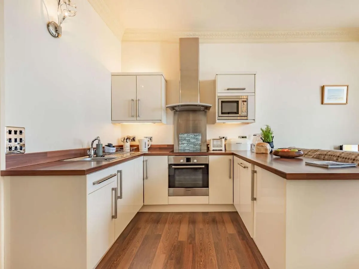 2 Bed In Fb233 * Tenby