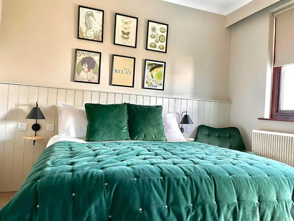 Bed and breakfast No: 1 The Esplanade Guest Accommodation. 4*