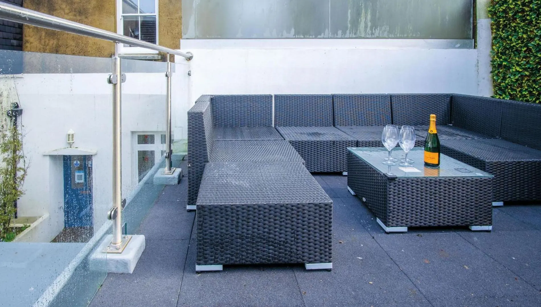 Luxurious Charlton Mews - 2 Bed - *