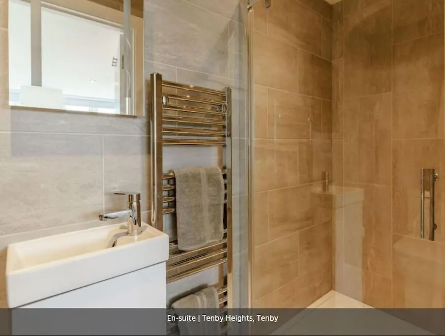 Heights, 5 En-suites, Parking & Garden Holiday home Tenby
