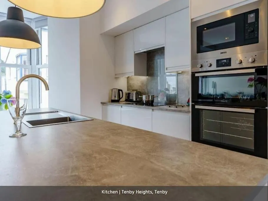 Heights, 5 En-suites, Parking & Garden *