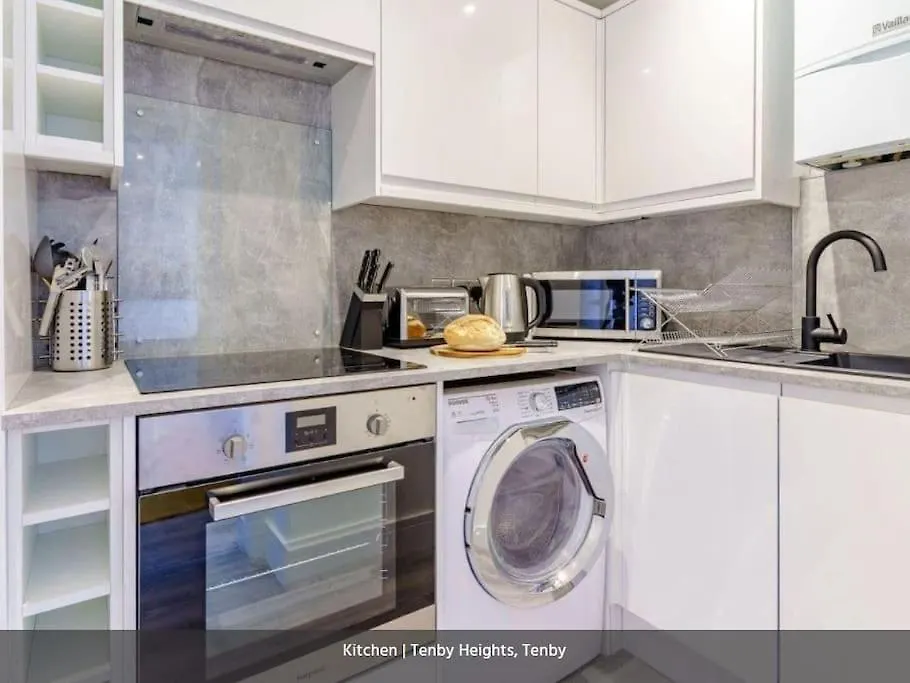 Heights, 5 En-suites, Parking & Garden *