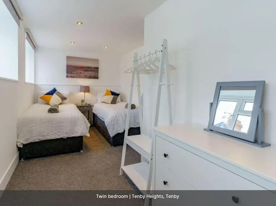 Heights, 5 En-suites, Parking & Garden Holiday home Tenby