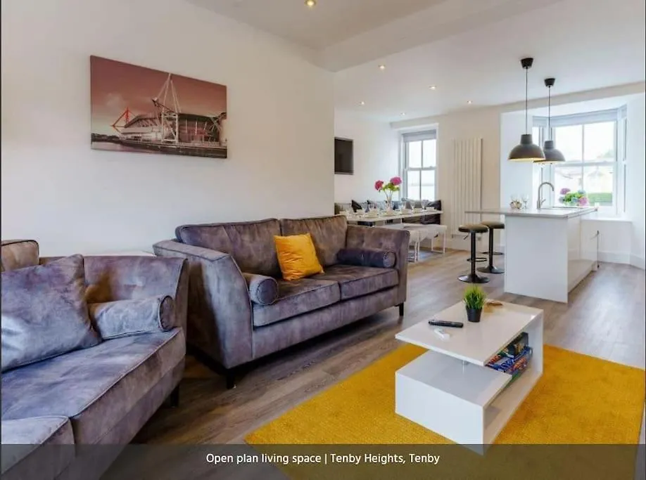 Heights, 5 En-suites, Parking & Garden Holiday home