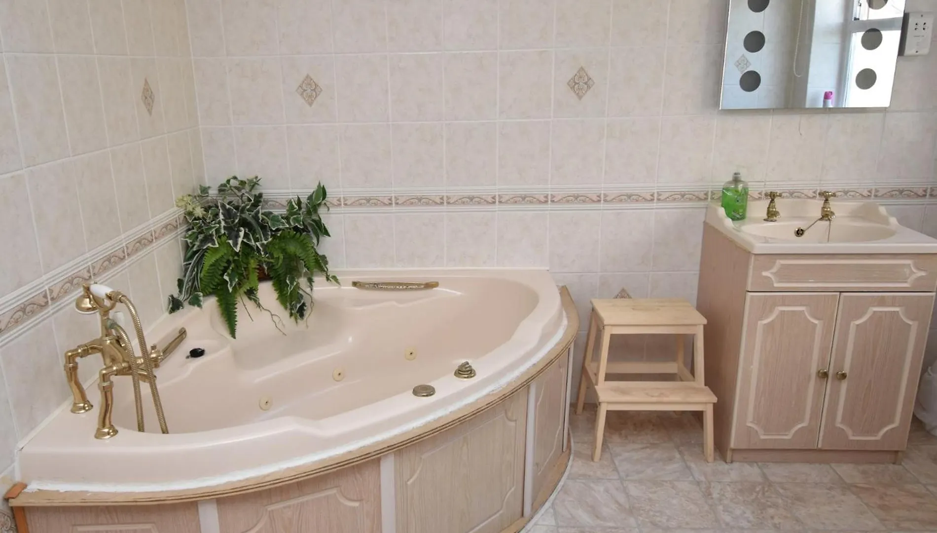 Holiday home 6 Bed In Fb220 Tenby