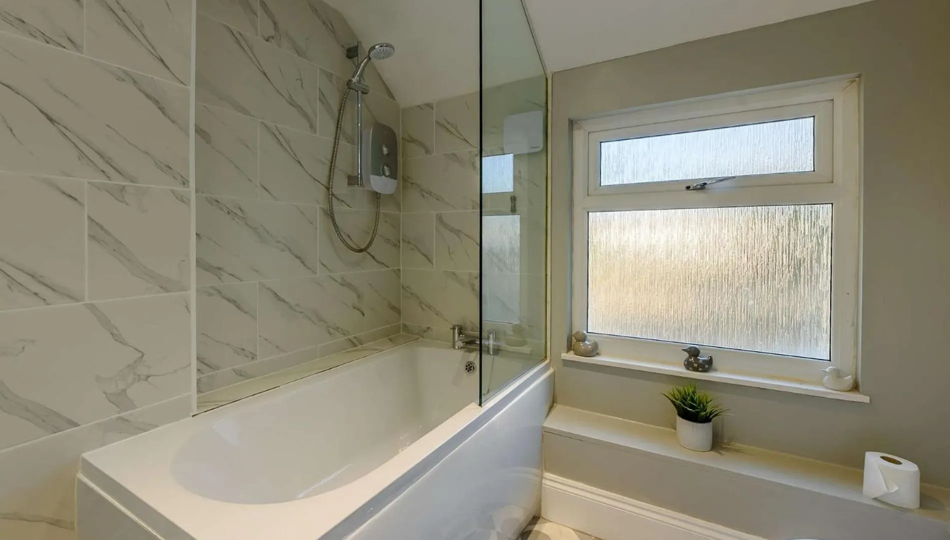 3 Bed In 90220 Tenby