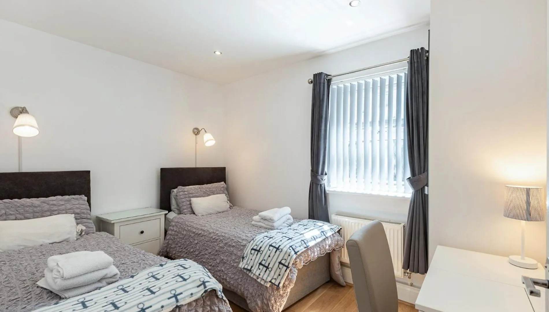 2 Bed In Fb114 * Tenby