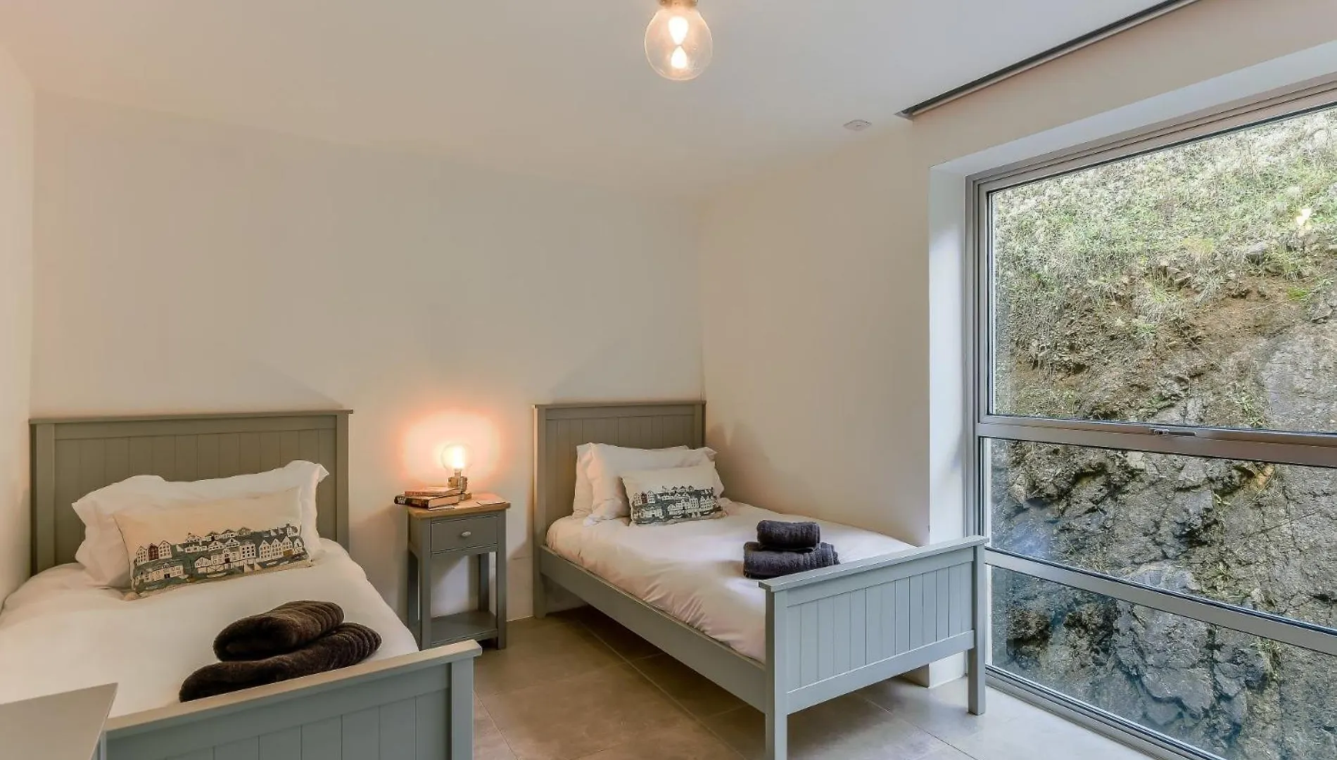 2 Bed In 85725