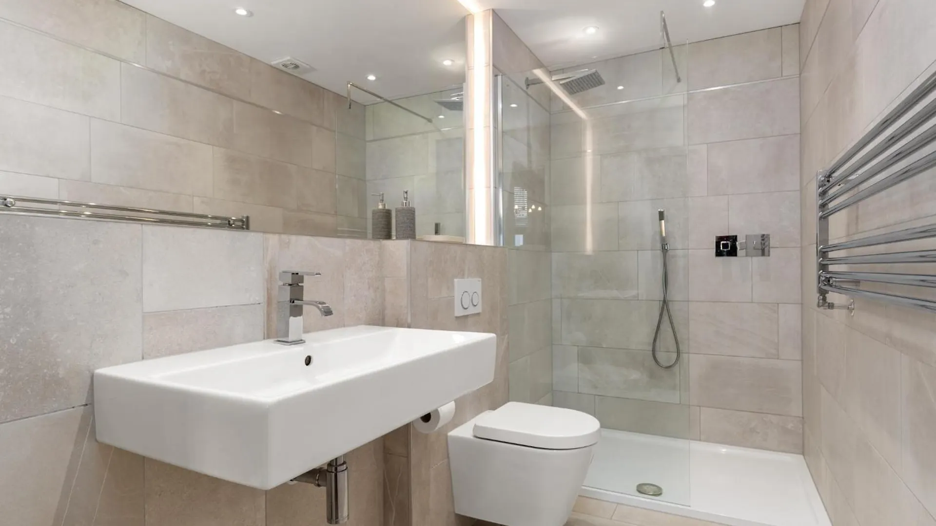Spinnaker - Close To Town Sea Views *