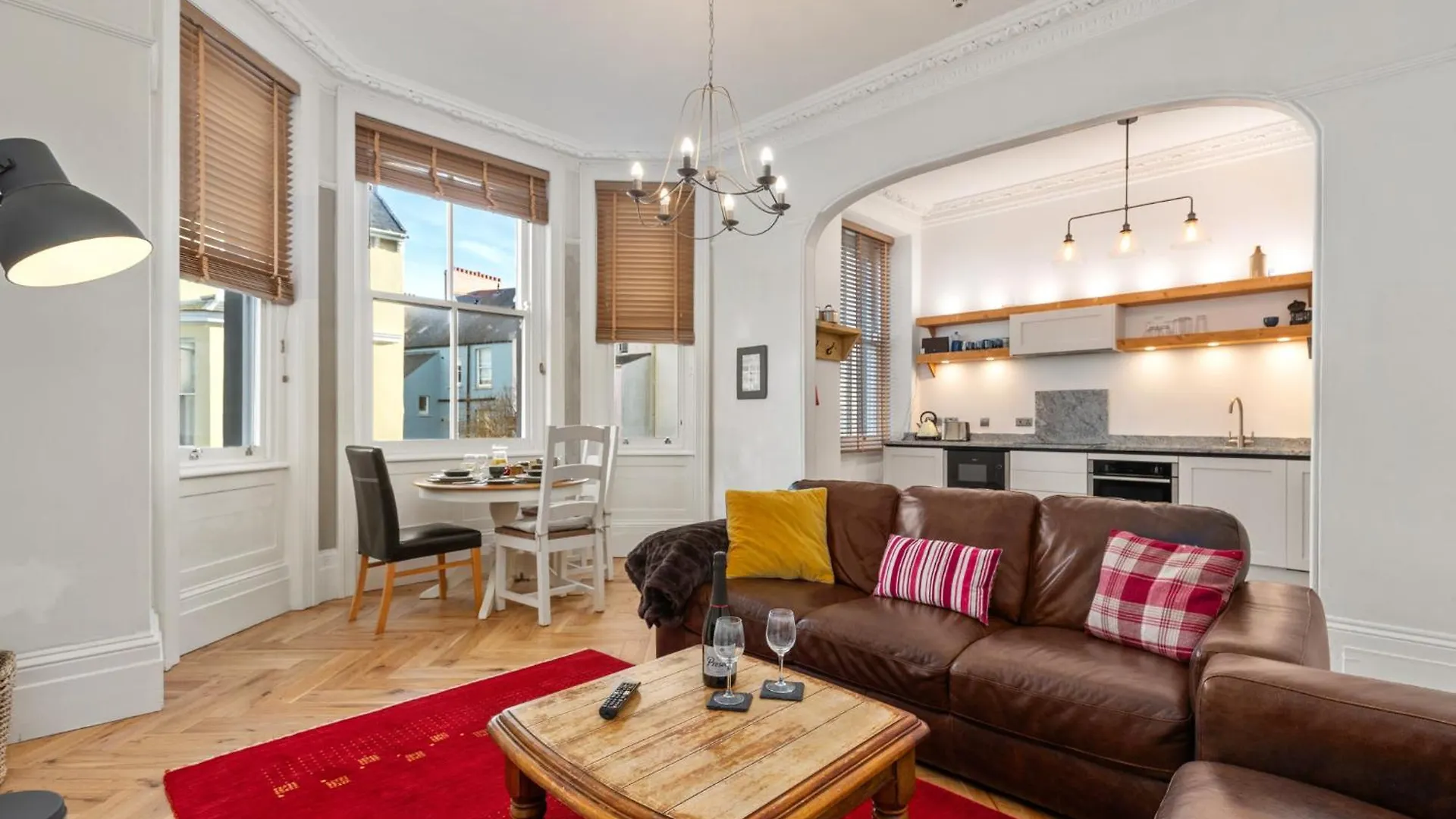 Spinnaker - Close To Town Sea Views