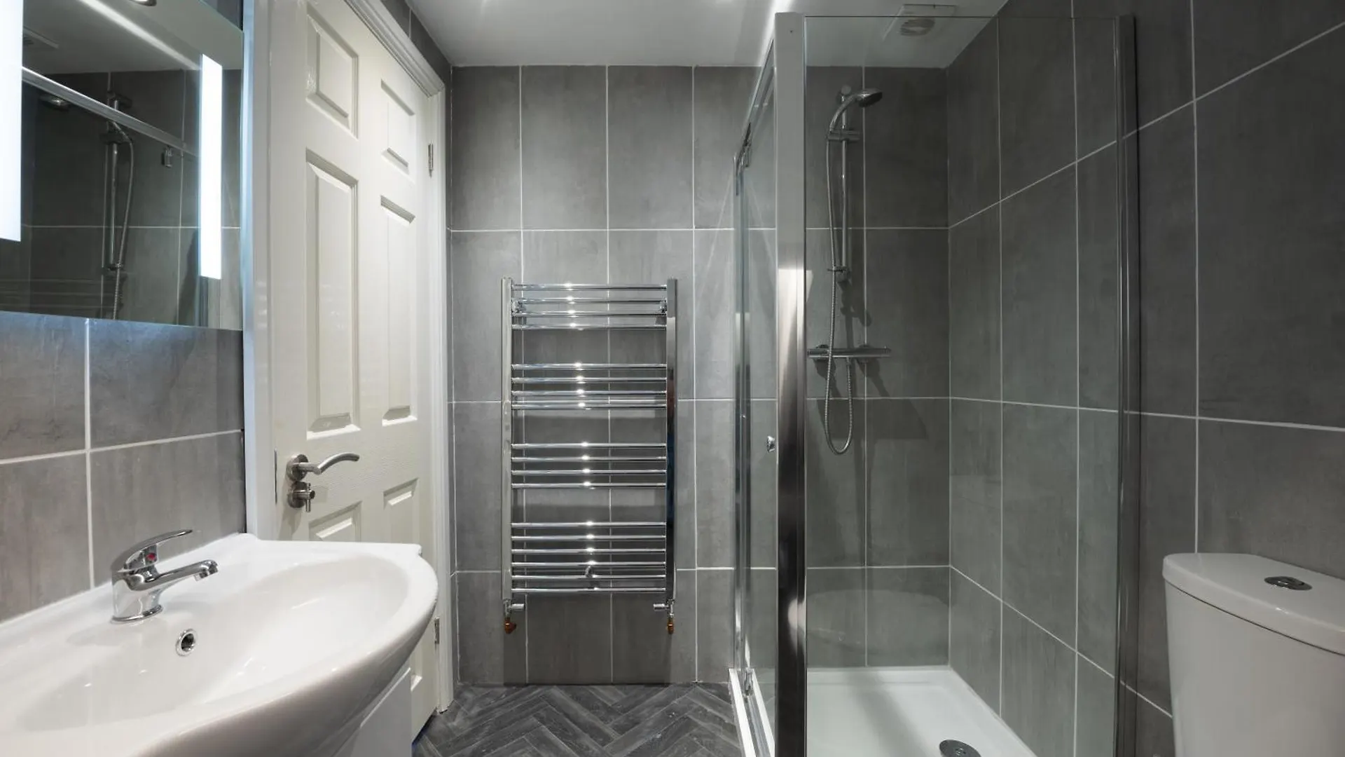 Town Centre Family-friendly Flat Sleeps Four *