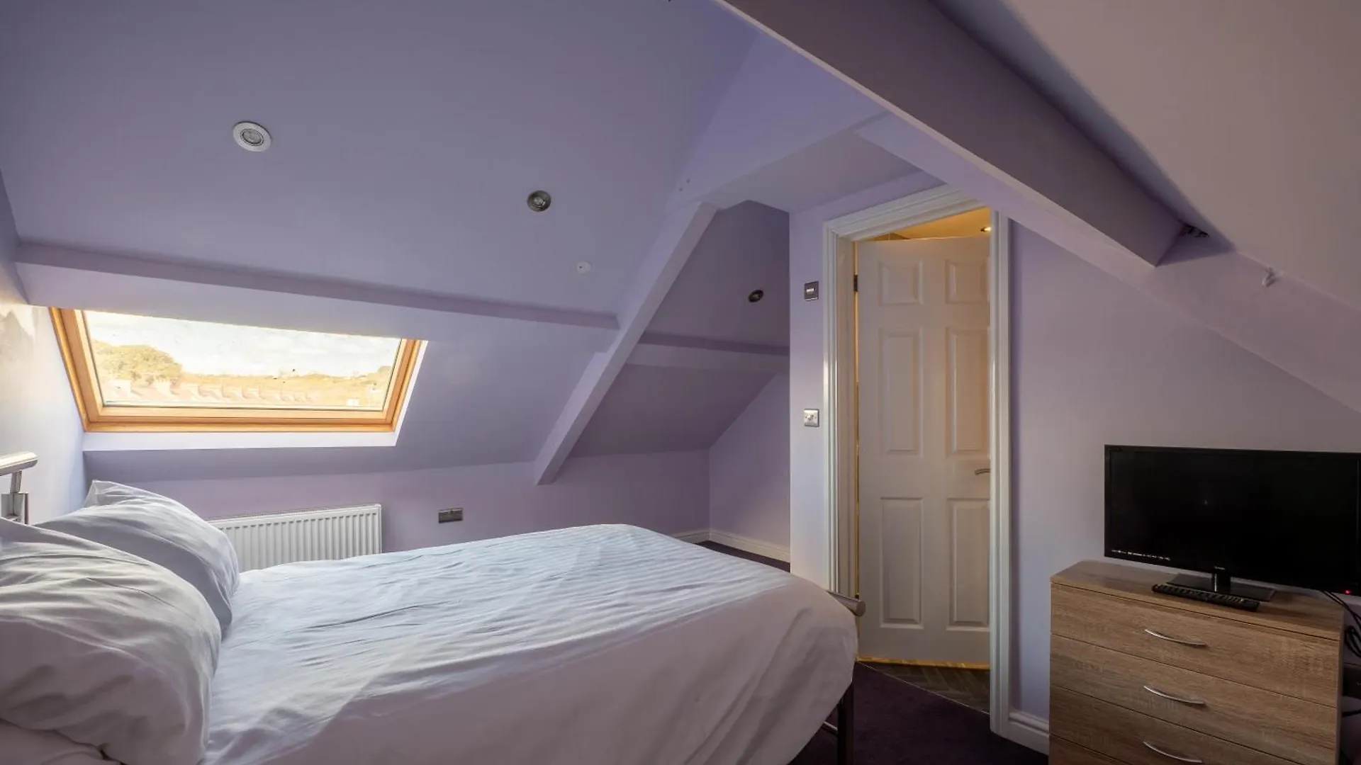 Town Centre Family-friendly Flat Sleeps Four *