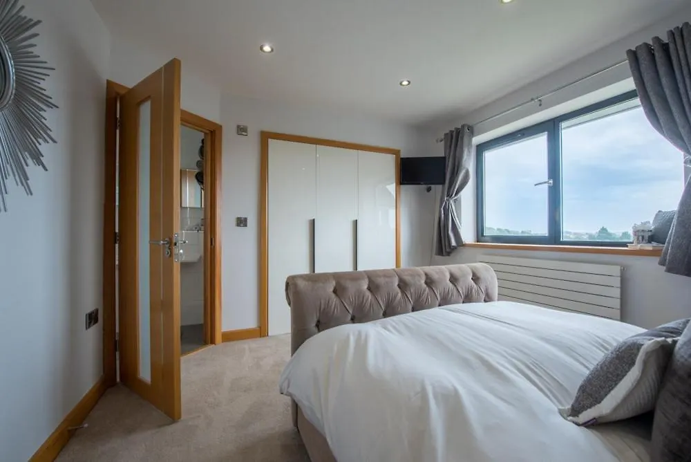 Seren Las, * Tenby