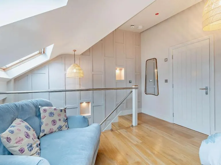 Luxury Sea-view In - Floral Corner Holiday home Tenby