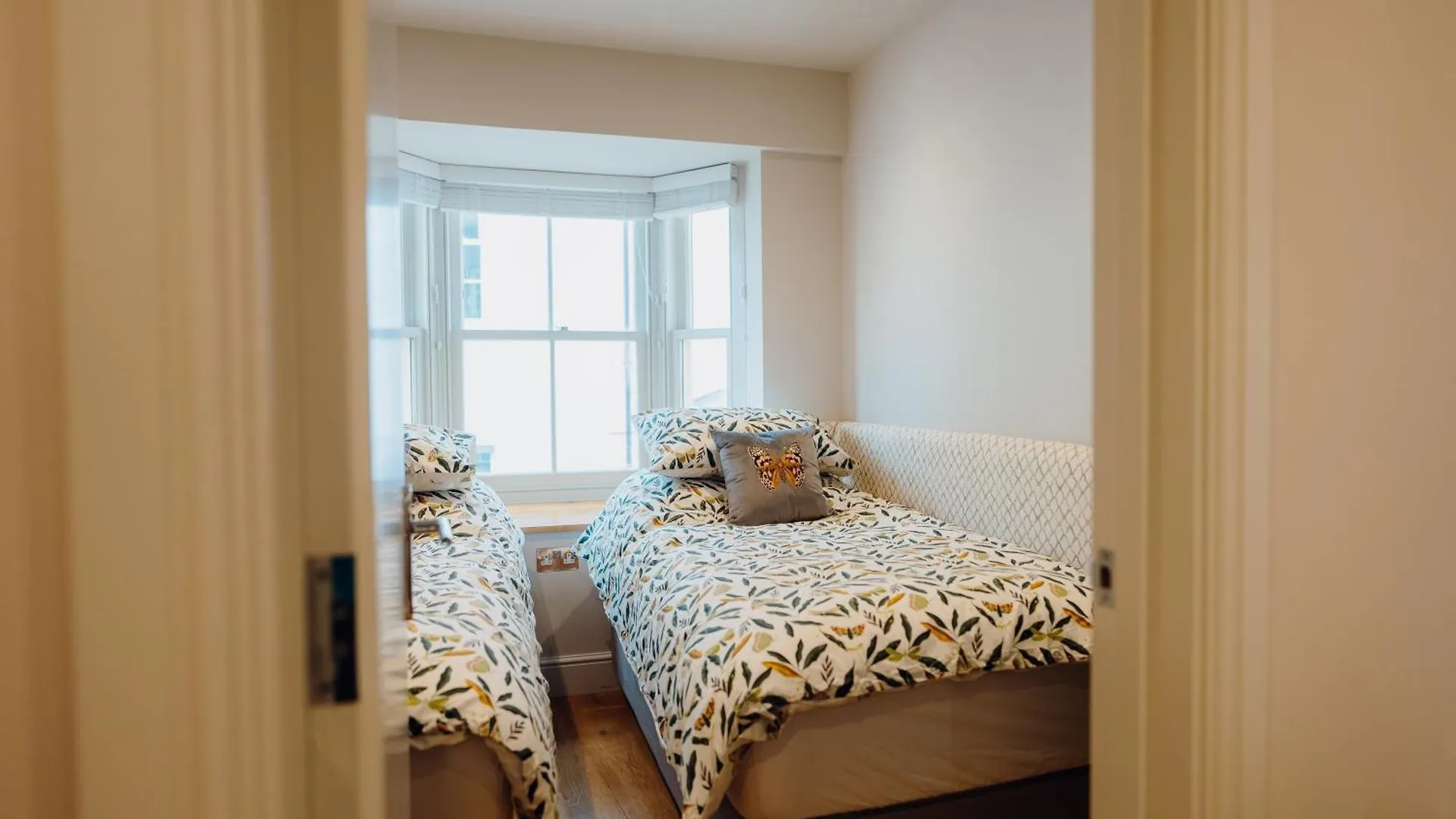 Luxury Sea-view In - Floral Corner Holiday home Tenby