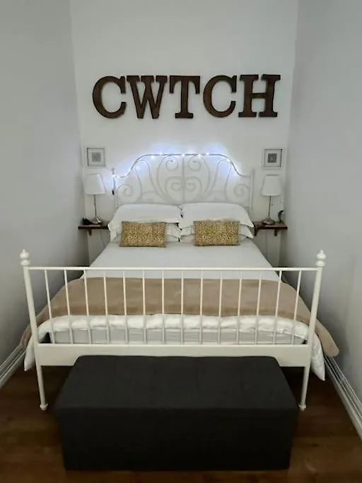 Apartment Cwtch For Couples - In The Heart Of Town Tenby
