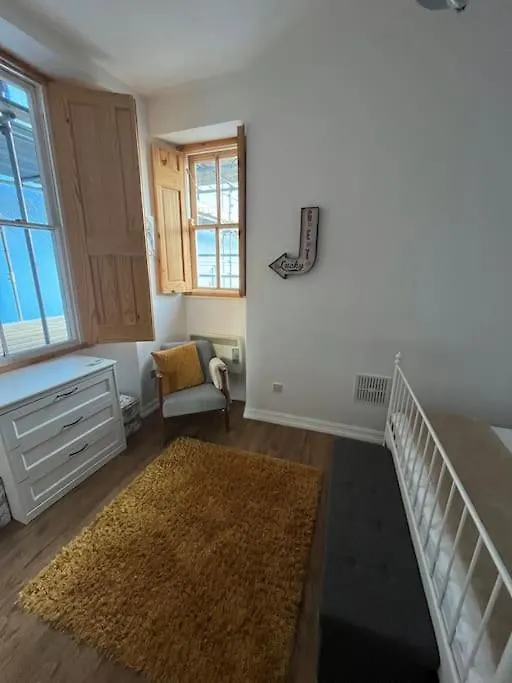 Apartment Cwtch For Couples - In The Heart Of Town Tenby