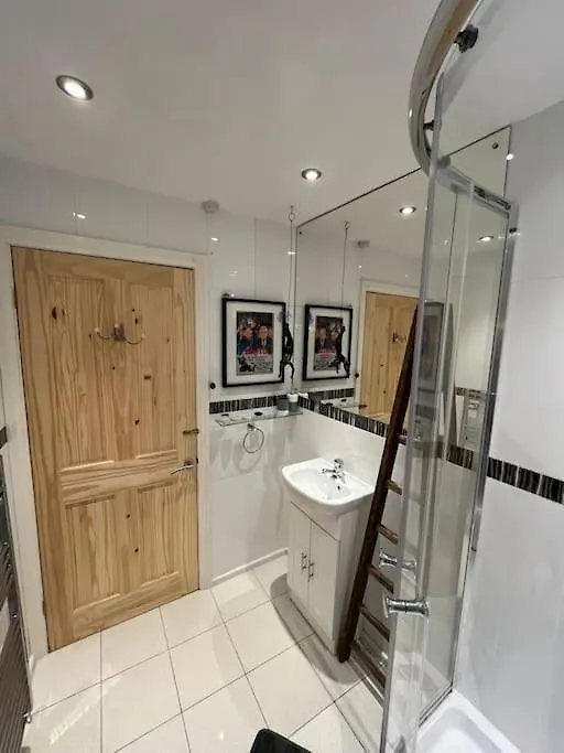Cwtch For Couples - In The Heart Of Town Apartment Tenby