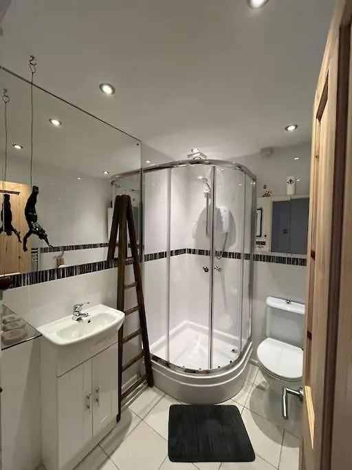 Apartment Cwtch For Couples - In The Heart Of Town Tenby