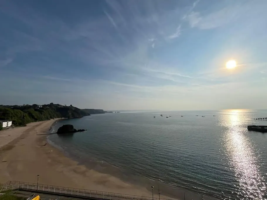 Cwtch For Couples - In The Heart Of Town Apartment Tenby