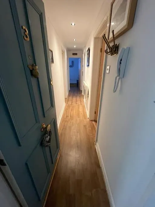 Cwtch For Couples - In The Heart Of Town Apartment *