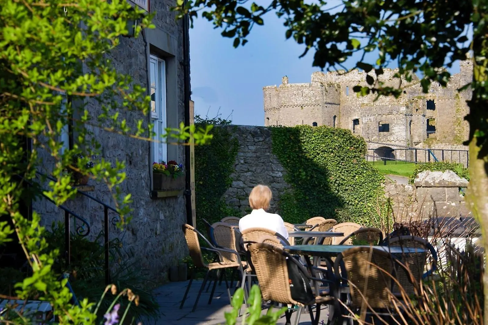Carew Inn Inn *