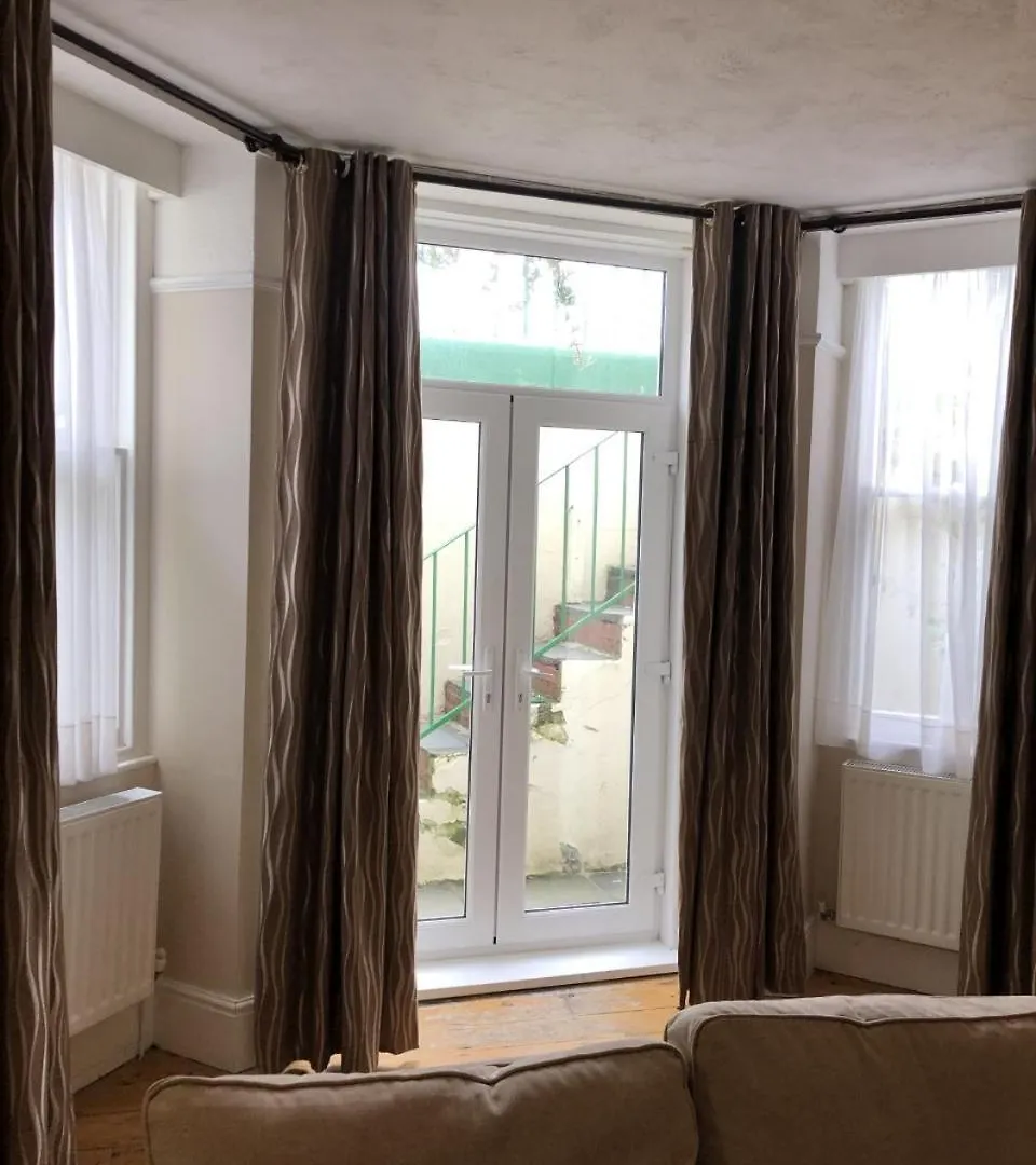 Carnock Apartment *