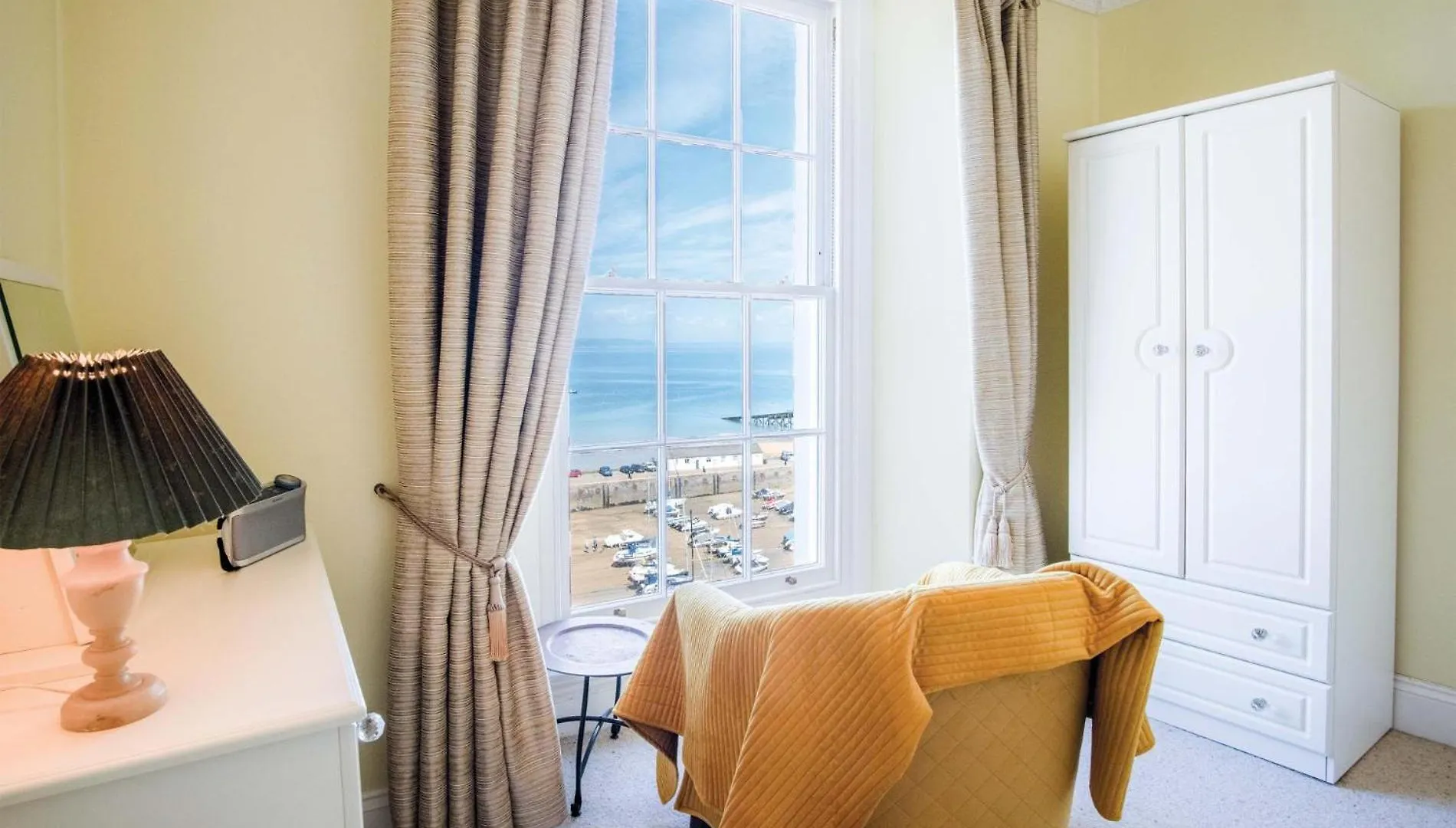 Apartment 5 Belle Vue Court - 2 Bedroom - Tenby