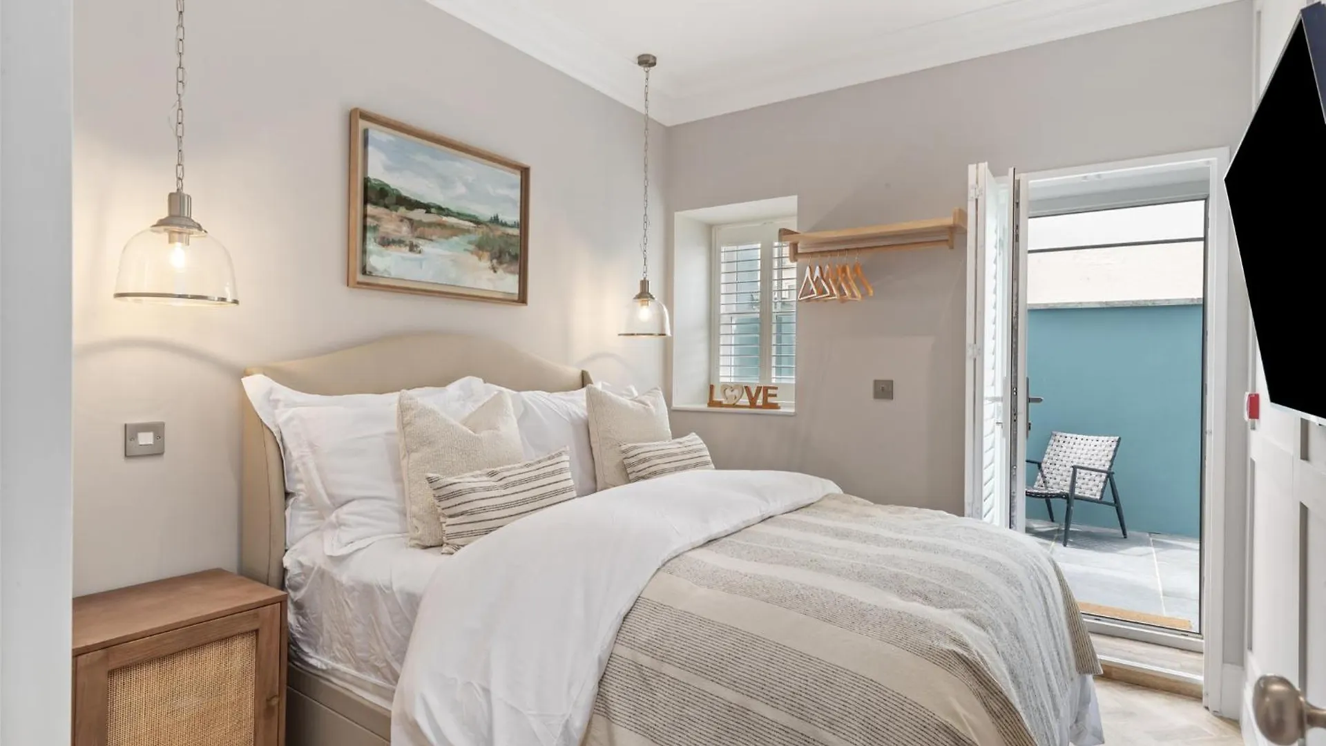 3 Croft House - Front Sea Views Parking * Tenby