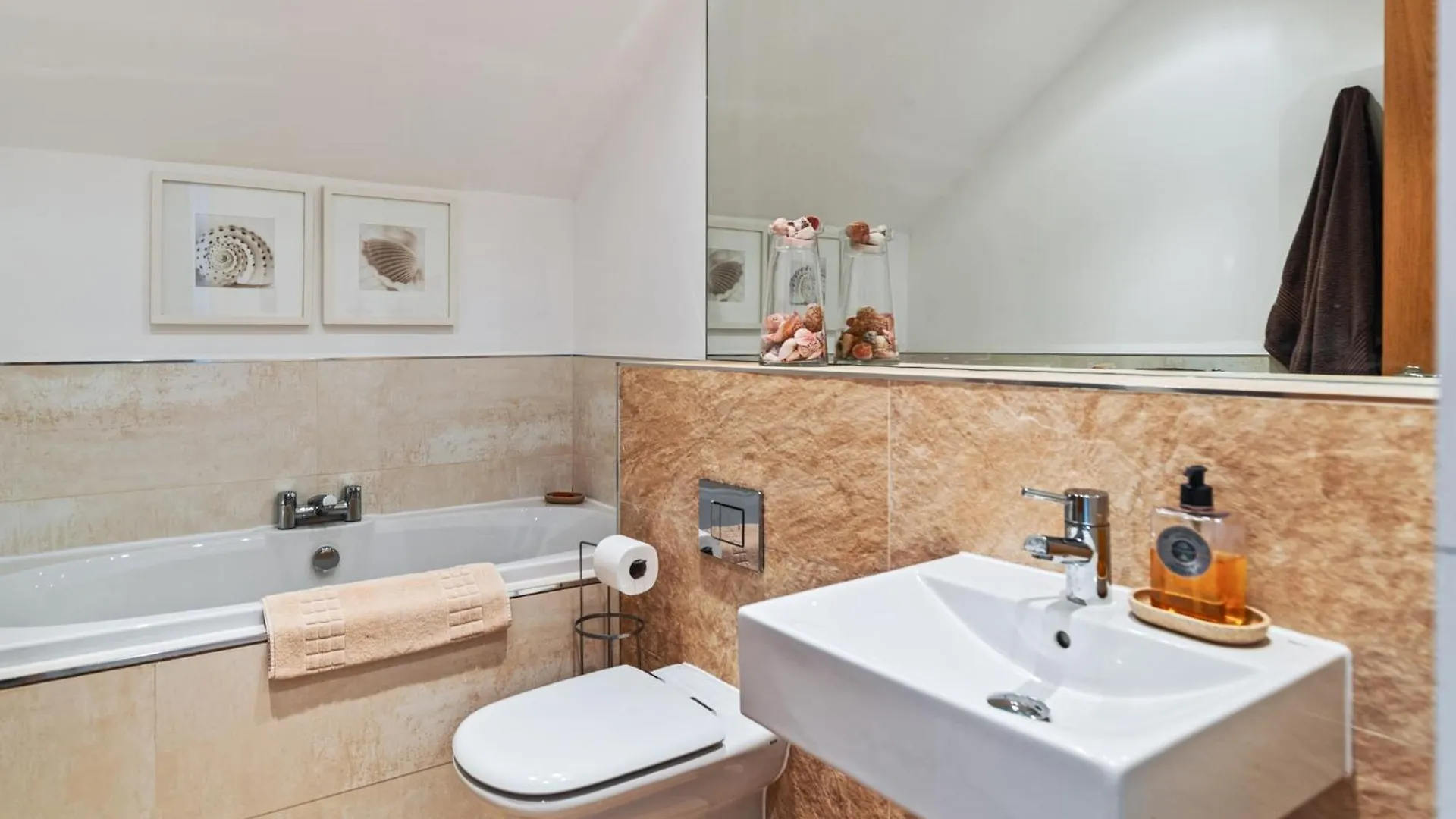 Holiday home Nash House - Seafront With Parking Close To Town