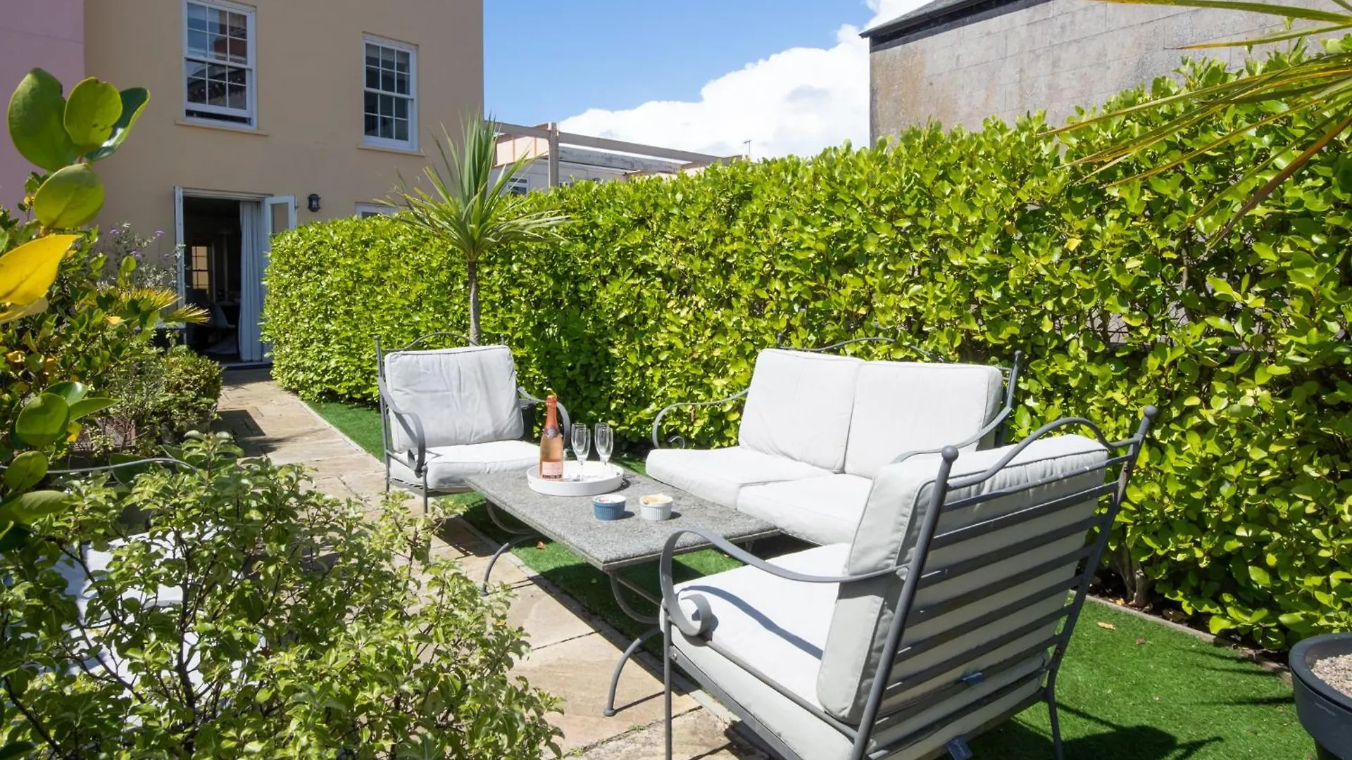 Nash House - Seafront With Parking Close To Town Holiday home