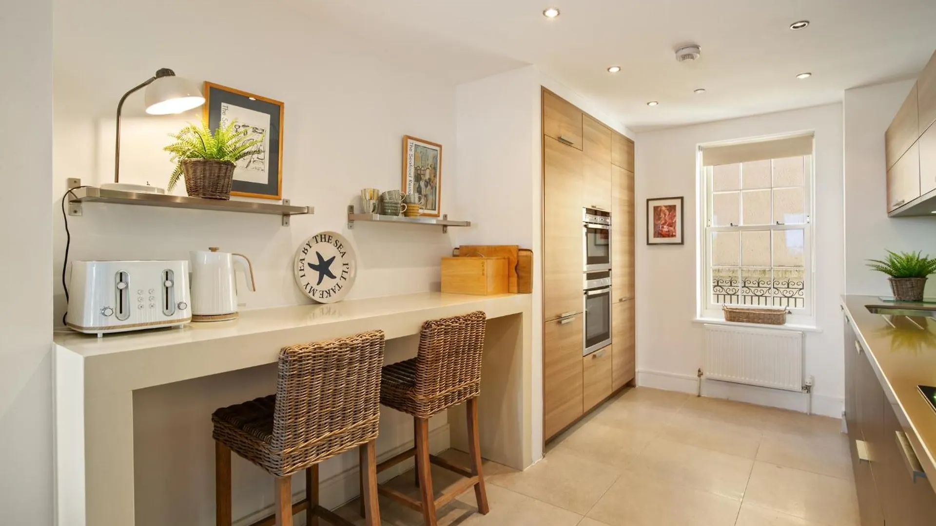 Nash House - Seafront With Parking Close To Town Holiday home