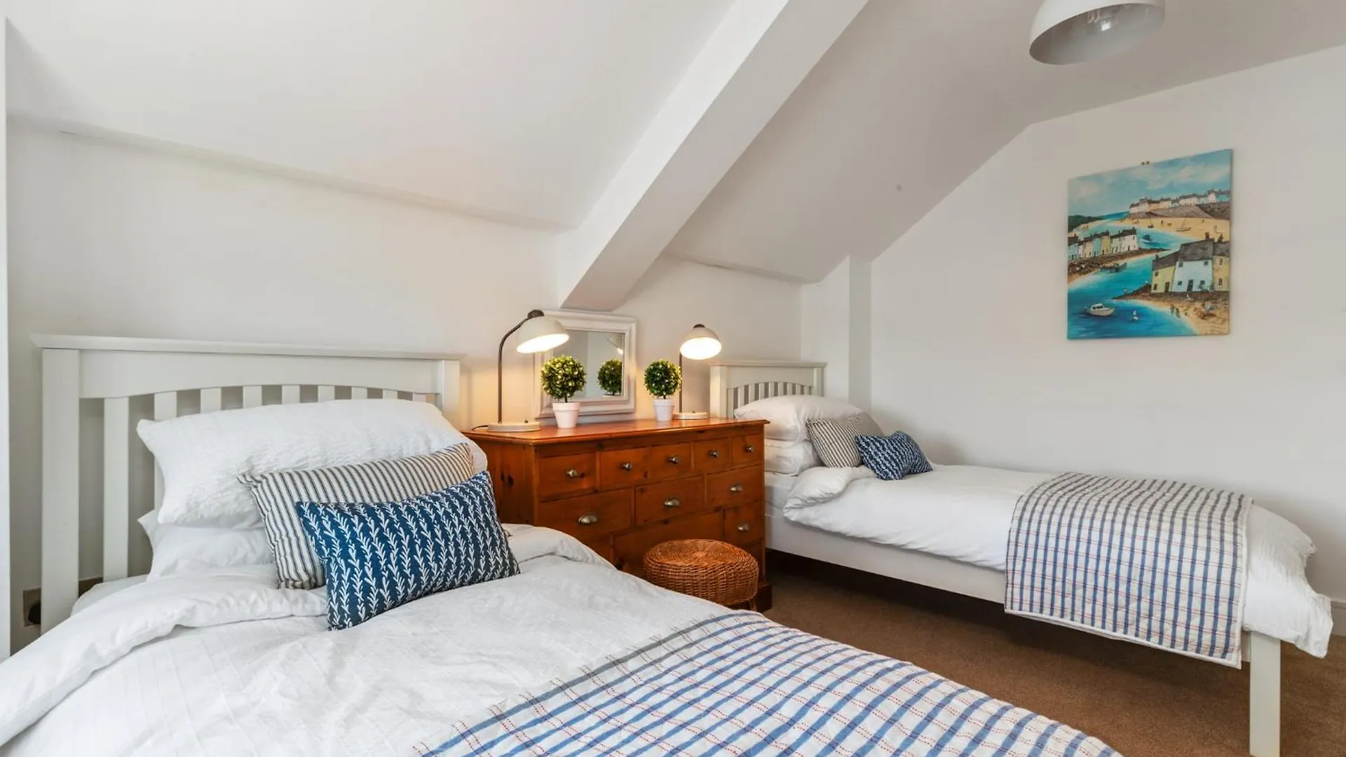 Nash House - Seafront With Parking Close To Town *