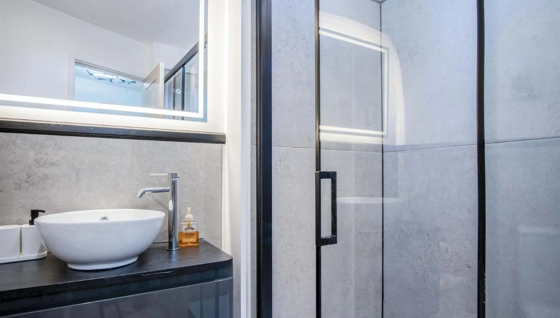The - 2 Bedroom - * Tenby