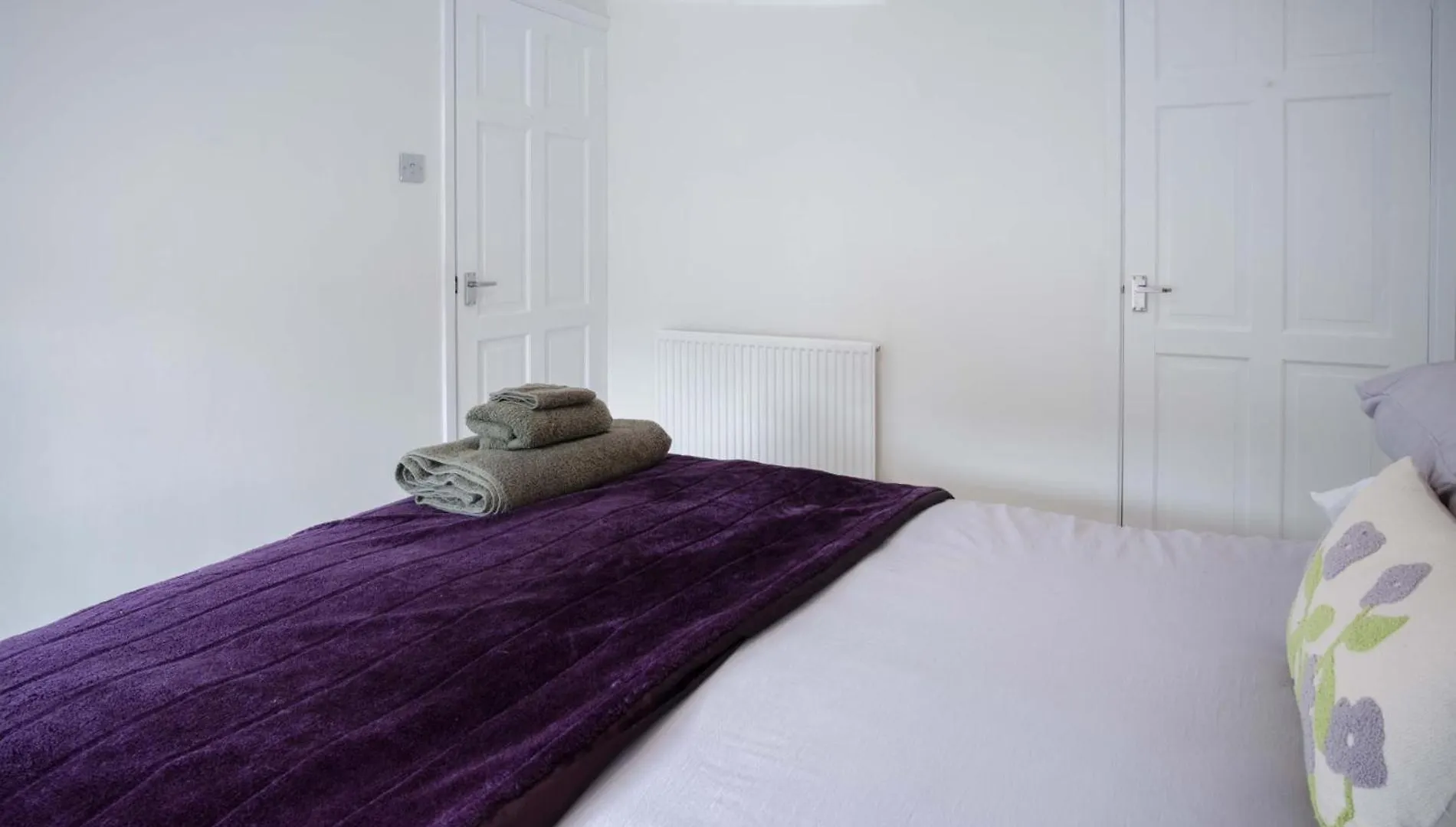 Pink - 4 Bedrooms & Hot Tub - Apartment Tenby