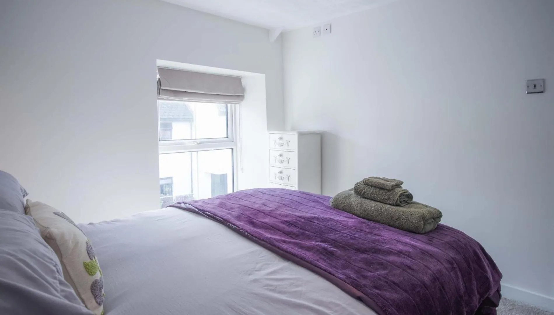 Apartment Pink - 4 Bedrooms & Hot Tub - Tenby