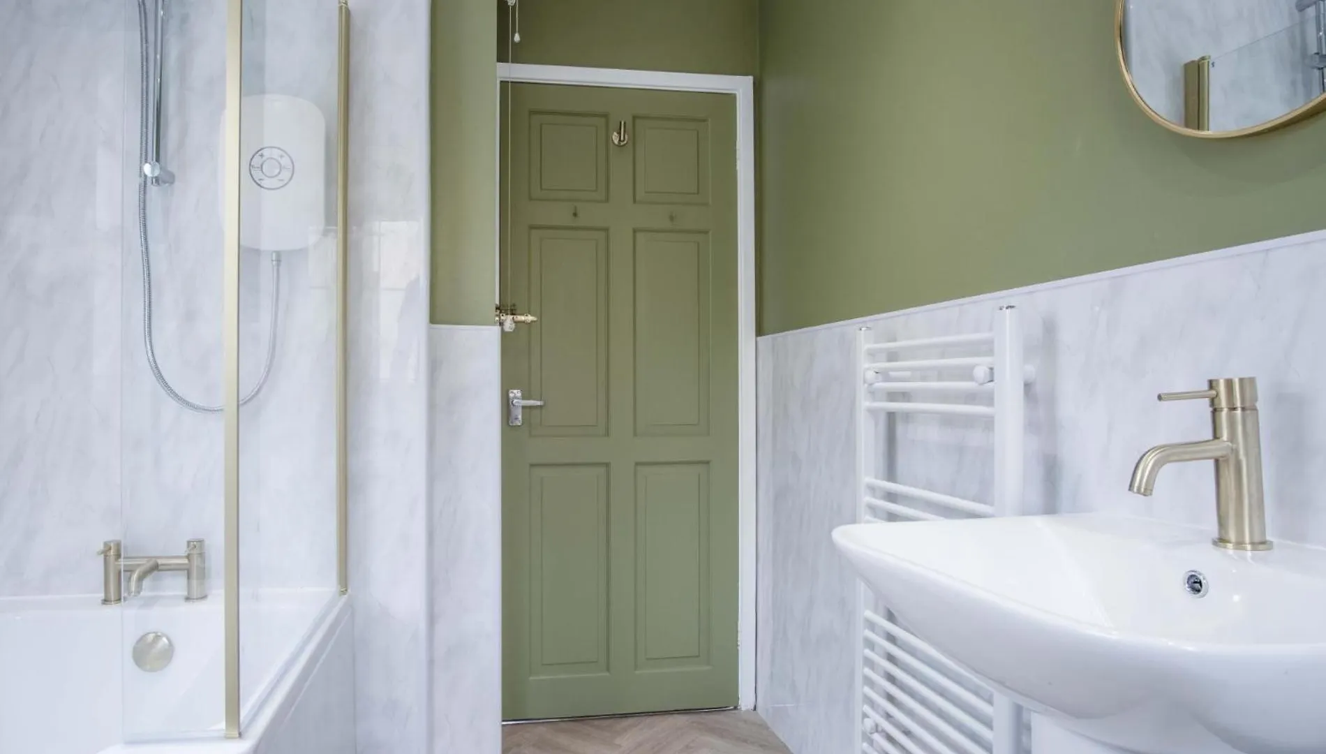 Pink - 4 Bedrooms & Hot Tub - * Tenby
