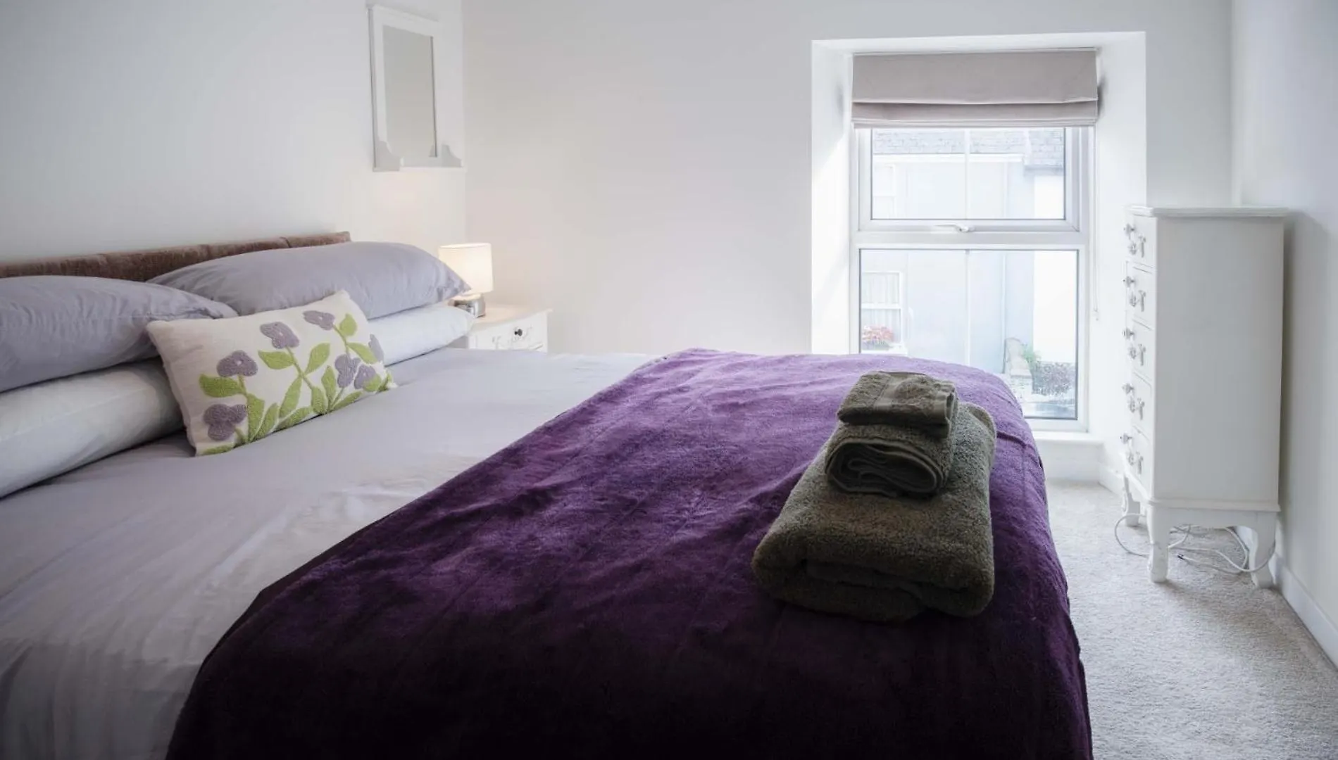 Pink - 4 Bedrooms & Hot Tub -