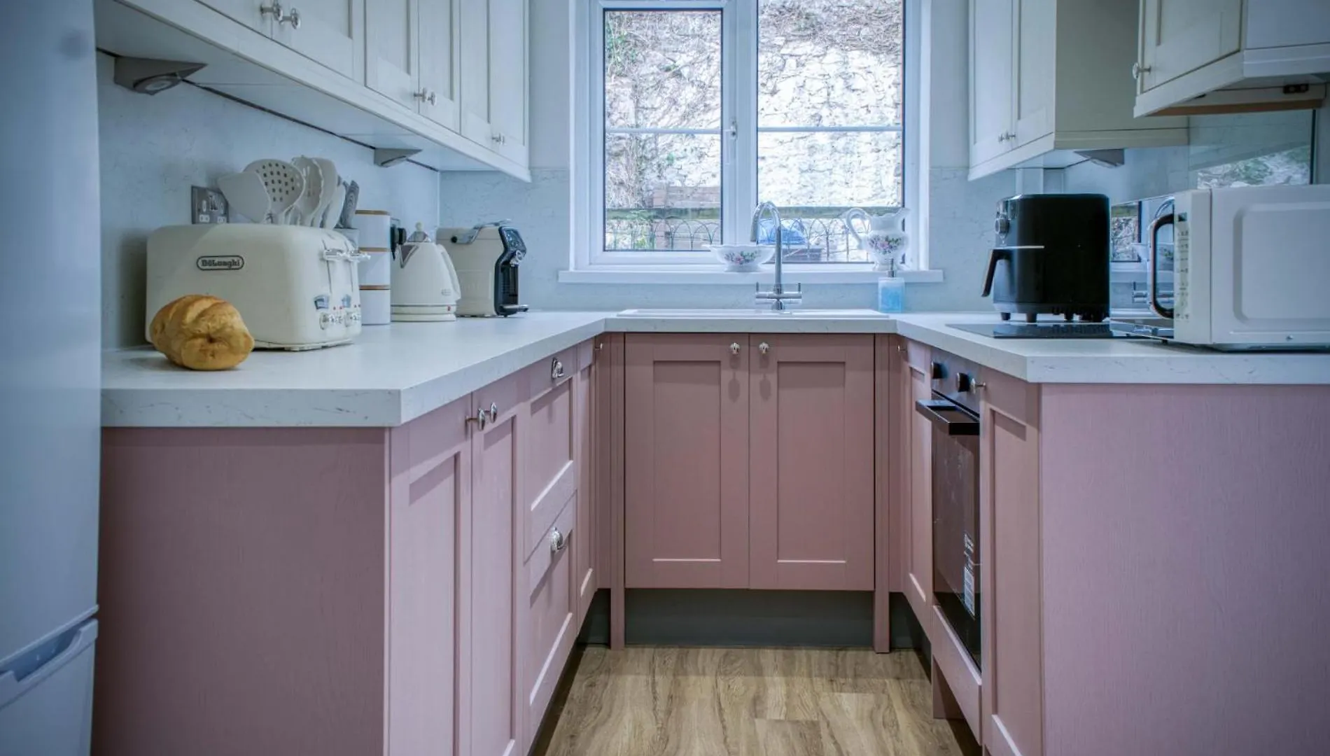 Pink - 4 Bedrooms & Hot Tub - Tenby